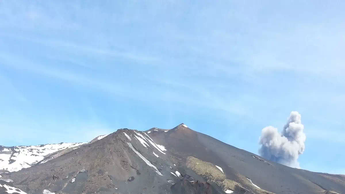 Cenere vulcanica dell Etna sulla pista e sugli aerei dell aeroporto di Catania Fontanarossa