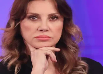 Ritratto di Manuela Moreno in studio a La Vita in Diretta, con espressione seria e luminosa; riferimento alla sua dichiarazione sulla grazia ricevuta tramite Padre Pio.
