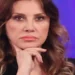 Ritratto di Manuela Moreno in studio a La Vita in Diretta, con espressione seria e luminosa; riferimento alla sua dichiarazione sulla grazia ricevuta tramite Padre Pio.