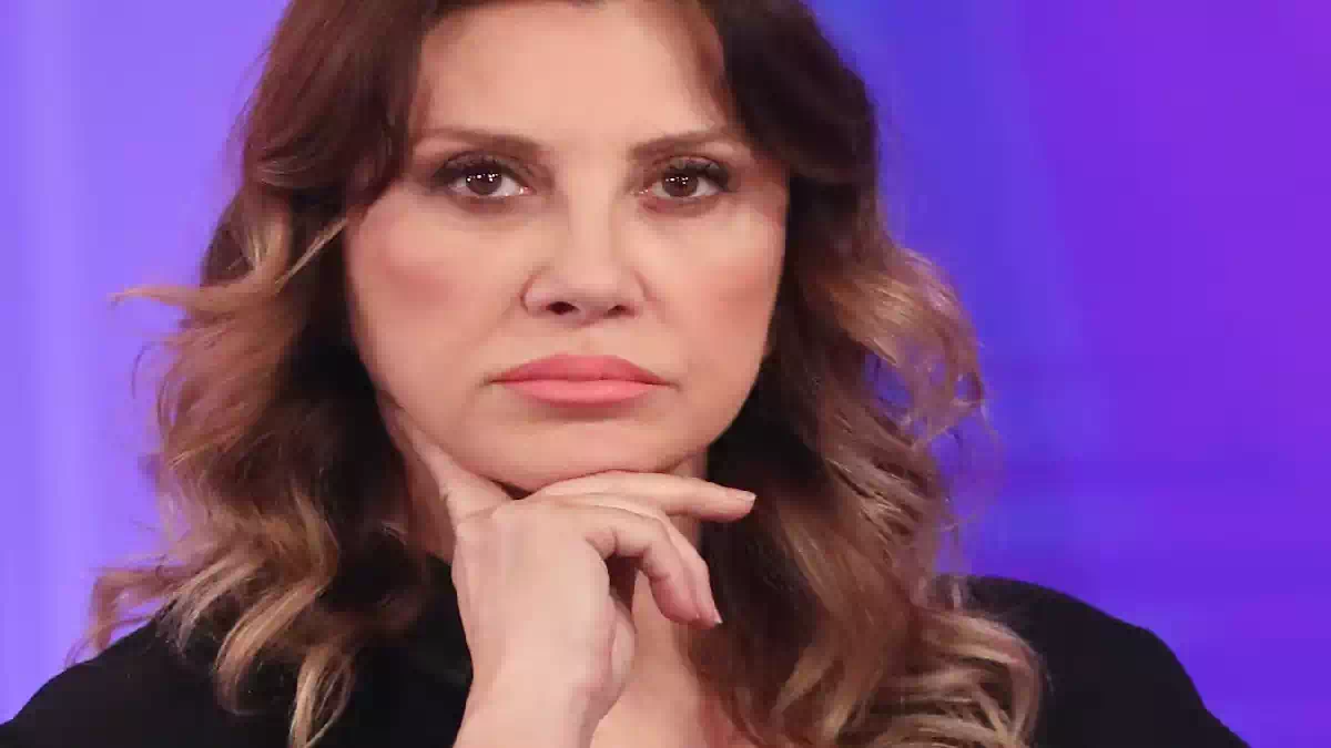 Ritratto di Manuela Moreno in studio a La Vita in Diretta, con espressione seria e luminosa; riferimento alla sua dichiarazione sulla grazia ricevuta tramite Padre Pio.