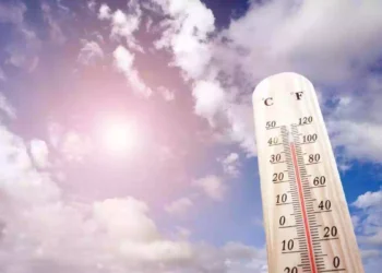 Previsioni meteo con forte caldo e afa sull’Italia, cielo limpido e temperature elevate che favoriscono il ritorno delle notti tropicali nelle principali città, con atmosfera serale ancora molto calda e umida.