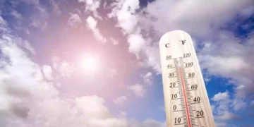 Previsioni meteo con forte caldo e afa sull’Italia, cielo limpido e temperature elevate che favoriscono il ritorno delle notti tropicali nelle principali città, con atmosfera serale ancora molto calda e umida.