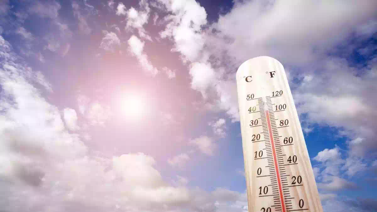 Previsioni meteo con forte caldo e afa sull’Italia, cielo limpido e temperature elevate che favoriscono il ritorno delle notti tropicali nelle principali città, con atmosfera serale ancora molto calda e umida.