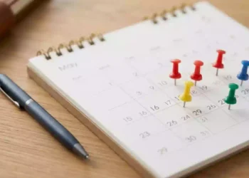 Calendario con i mesi del 2026 e 2027 evidenziati per pianificare le ferie e i ponti festivi.