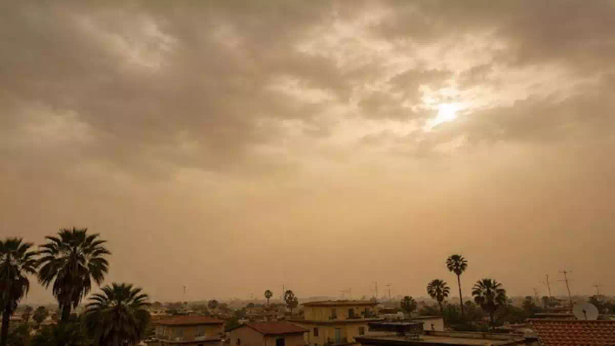 Sabbia del Sahara e caldo record sull’Italia con cieli giallastri e pulviscolo diffuso: ecco quando finirà