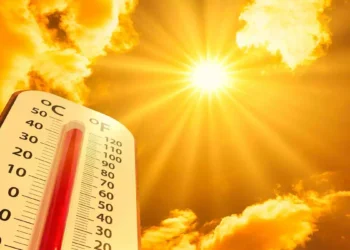 Grafico sull’aumento delle ore di caldo estremo previste dagli esperti entro la fine del secolo
