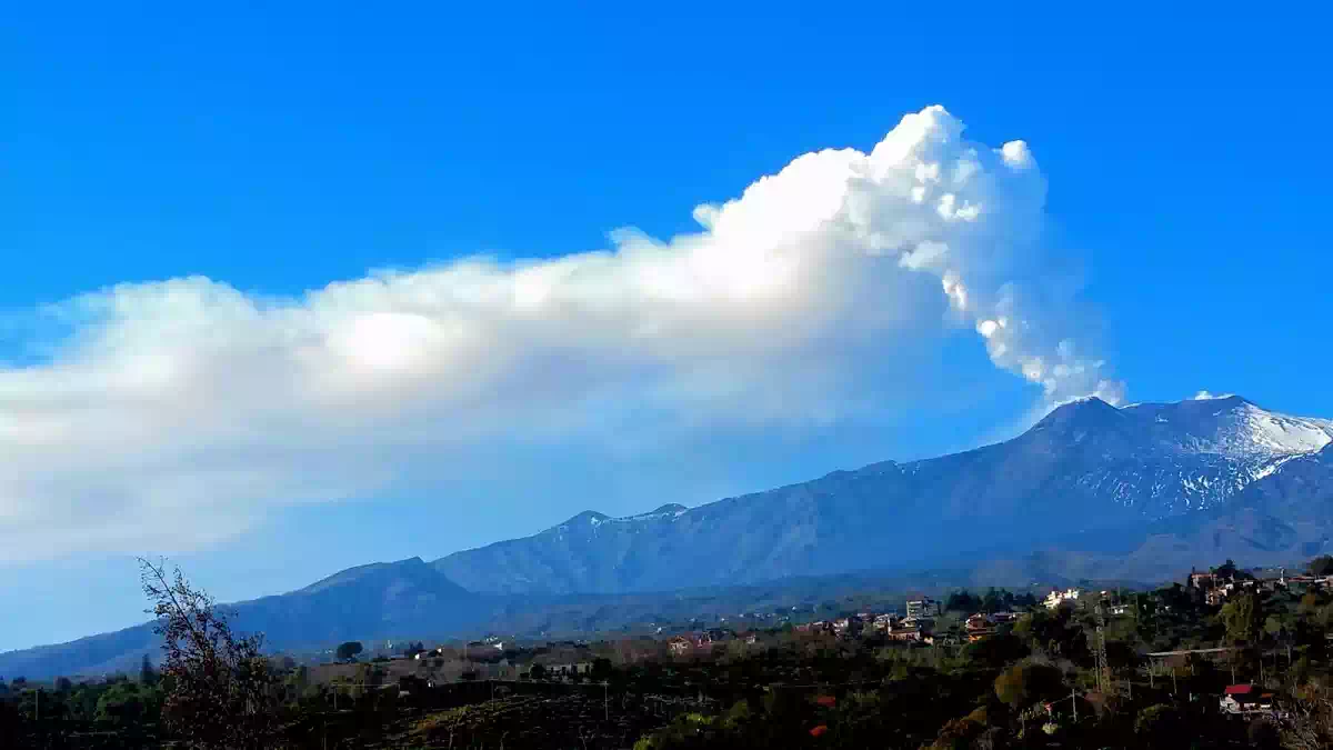 Cenere dall’Etna, le parole dell’esperto sulle future attività
