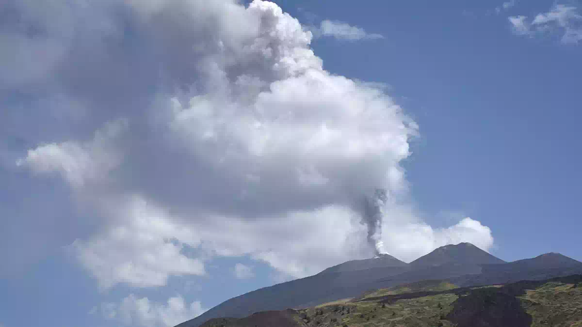 Soccorritori impegnati sul versante dell'Etna dove un escursionista ha perso la vita