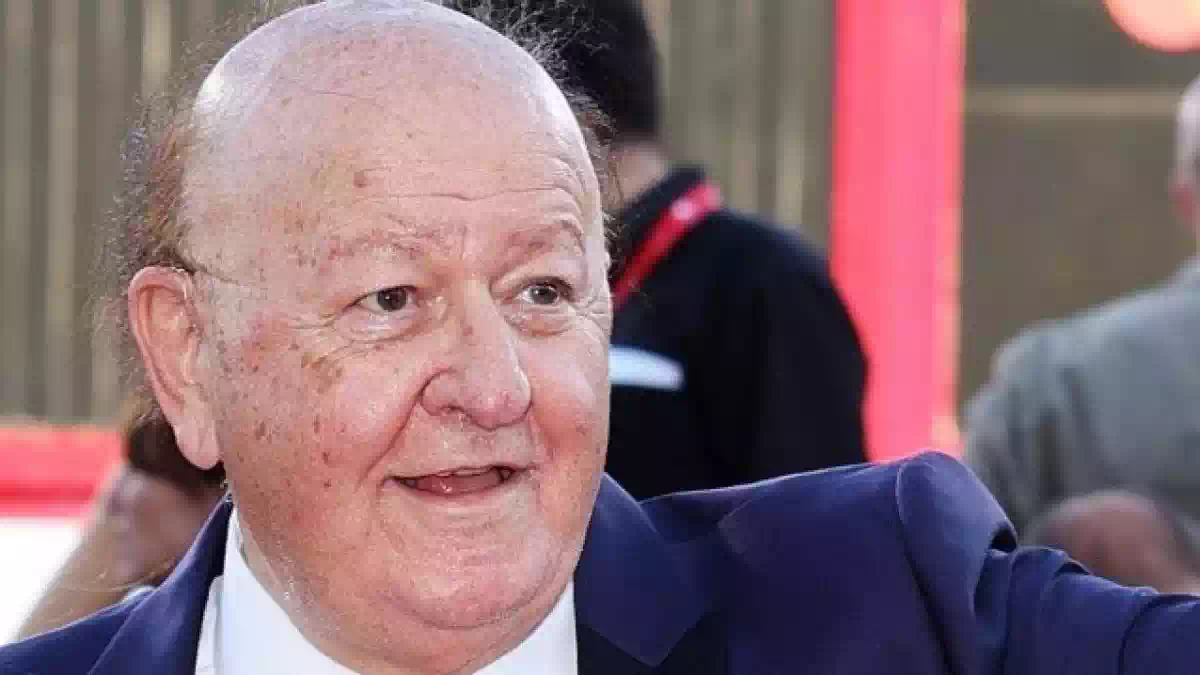 Massimo Boldi accompagnato dai soccorritori dopo la caduta a Forte dei Marmi