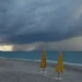 temporali estivi in arrivo sull’Italia con nuvole scure, fulmini e cielo in peggioramento