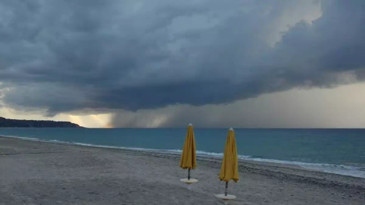 temporali estivi in arrivo sull’Italia con nuvole scure, fulmini e cielo in peggioramento