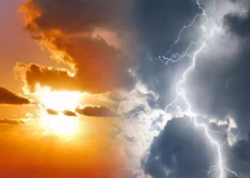 Cielo estivo con nuvole e lampi in lontananza, simbolo dei temporali in arrivo dopo il caldo intenso.