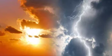 Cielo estivo con nuvole e lampi in lontananza, simbolo dei temporali in arrivo dopo il caldo intenso.