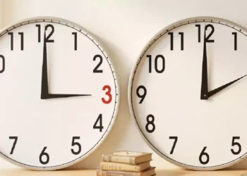 Due orologi da parete bianchi mostrano il cambio d'orario tra le ore 3:00 e le ore 2:00 per l'ora solare.