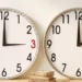 Due orologi da parete bianchi mostrano il cambio d'orario tra le ore 3:00 e le ore 2:00 per l'ora solare.