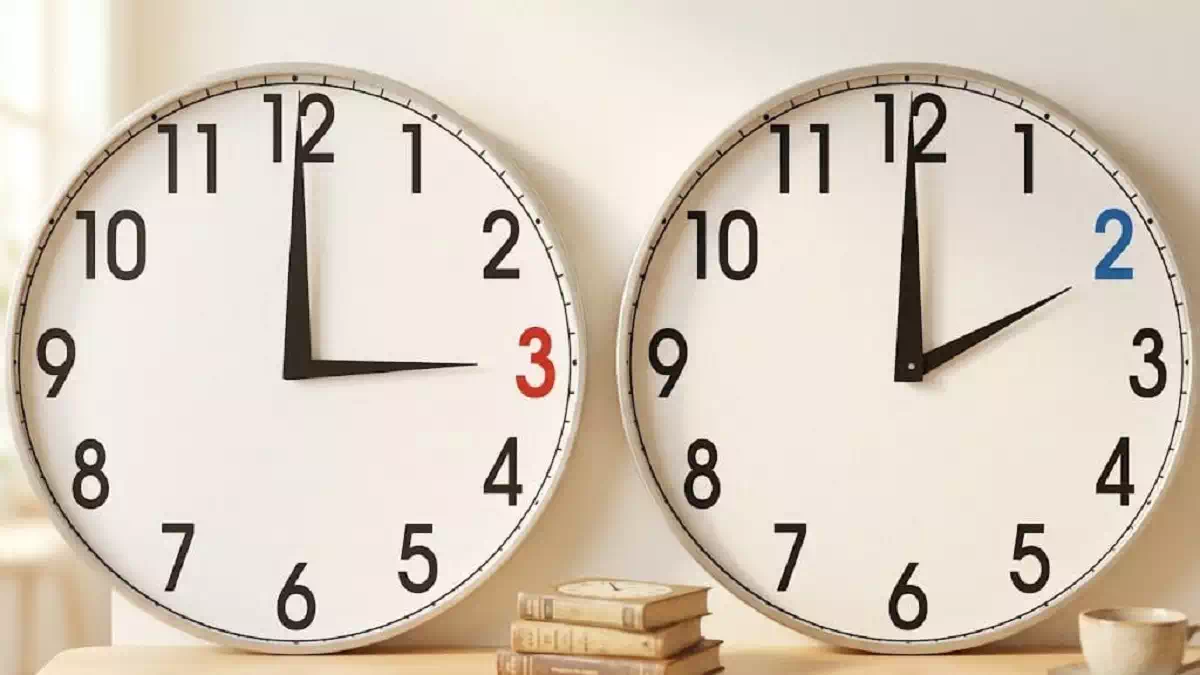 Due orologi da parete bianchi mostrano il cambio d'orario tra le ore 3:00 e le ore 2:00 per l'ora solare.