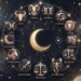 Ruota dello zodiaco astrologica con i segni zodiacali dorati e una luna crescente al centro su sfondo di cielo notturno blu stellato. Oroscopo