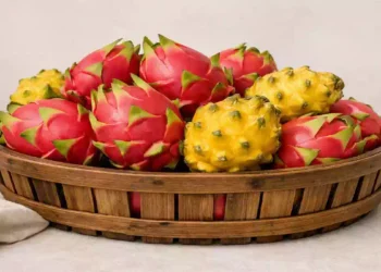 Contenitore di pitaya intera su sfondo delicato e neutro, frutto tropicale simile al kiwi