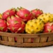 Contenitore di pitaya intera su sfondo delicato e neutro, frutto tropicale simile al kiwi