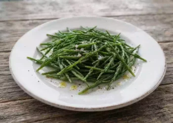 Salicornia fresca verde croccante, asparago di mare ricco di minerali e sapore naturale