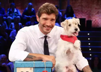 Stefano De Martino accanto a Gennarino, il celebre Jack Russell di Affari Tuoi, durante una puntata del programma Rai1