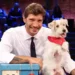 Stefano De Martino accanto a Gennarino, il celebre Jack Russell di Affari Tuoi, durante una puntata del programma Rai1