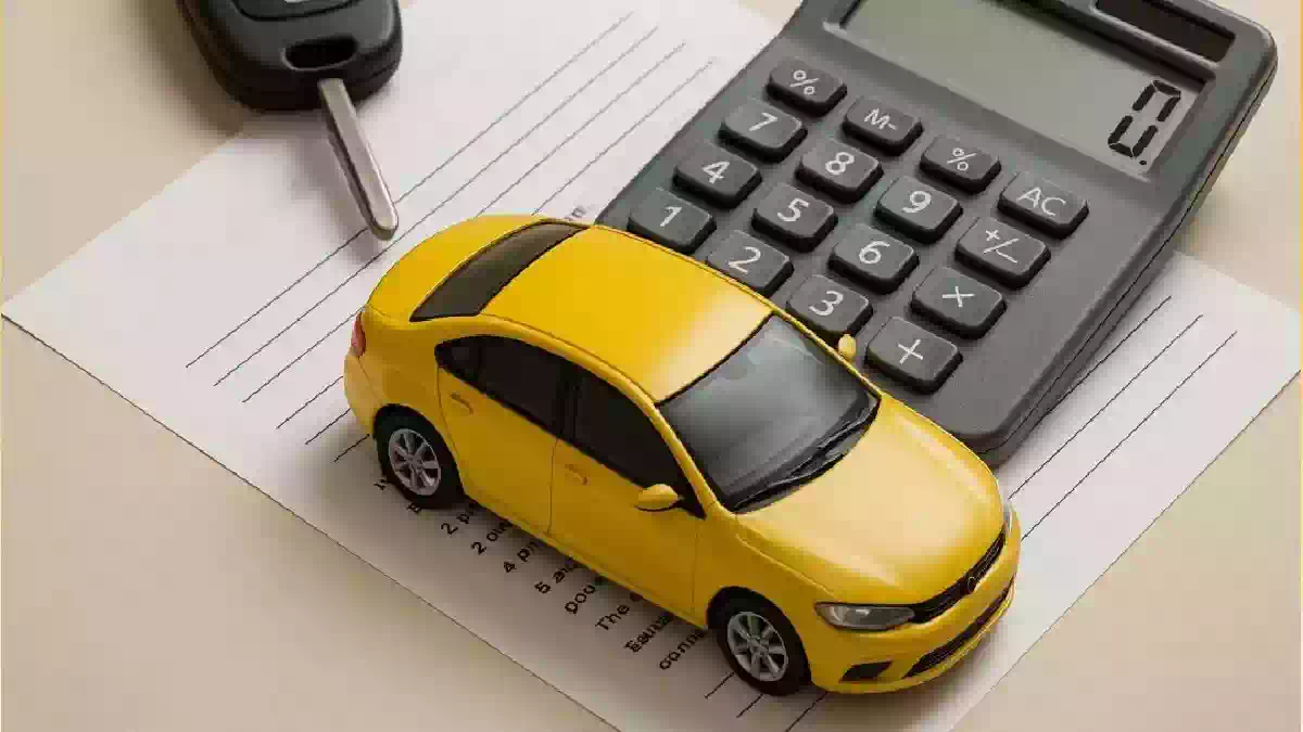Modellino di auto gialla accanto a una calcolatrice e a una chiave dell’automobile su documenti amministrativi, simbolo del pagamento del bollo auto, delle tasse automobilistiche e delle scadenze fiscali dei veicoli.