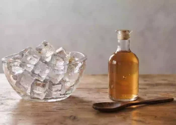 Cubetti di ghiaccio e aceto nel water, metodo domestico per pulire la tazza e ridurre sporco leggero