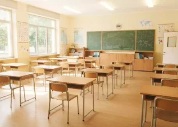 Inizio scuola rinviato per caldo, mappa Italia con nuove date di apertura Regione per Regione e grafica sulle ondate di calore nelle scuole senza climatizzazione