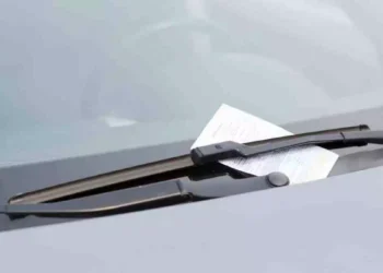 Truffa sul parabrezza dell’auto in un parcheggio, il trucco usato dai ladri per distrarre gli automobilisti e rubare oggetti dall’abitacolo