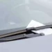 Truffa sul parabrezza dell’auto in un parcheggio, il trucco usato dai ladri per distrarre gli automobilisti e rubare oggetti dall’abitacolo