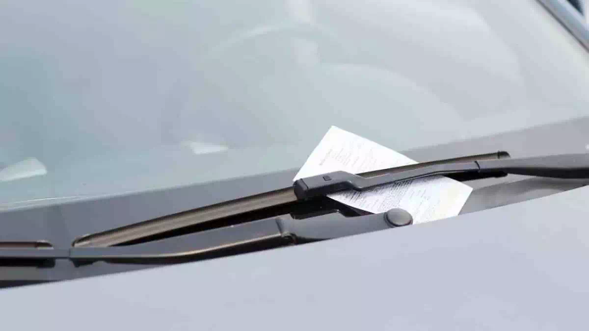 Truffa sul parabrezza dell’auto in un parcheggio, il trucco usato dai ladri per distrarre gli automobilisti e rubare oggetti dall’abitacolo