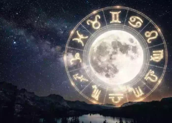 Luna Piena in Ariete illuminata al centro della ruota zodiacale nel cielo stellato, simbolo di cambiamento, energia, impulsività e trasformazioni per i segni dell'oroscopo.