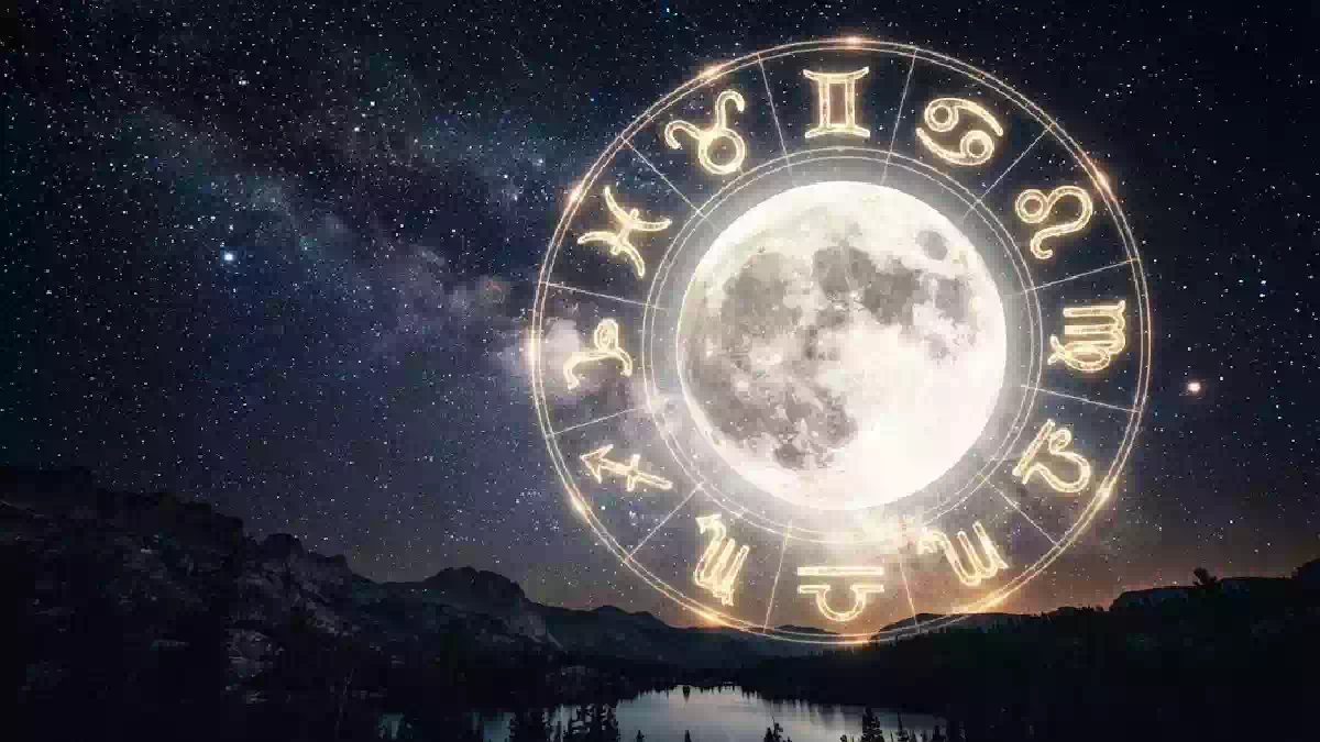 Luna Piena in Ariete illuminata al centro della ruota zodiacale nel cielo stellato, simbolo di cambiamento, energia, impulsività e trasformazioni per i segni dell'oroscopo.