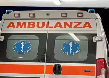Ambulanza parcheggiata con lampeggianti e simboli sanitari sul retro, immagine legata alla tragedia del piccolo Mattia Restuccia e all'incidente avvenuto ad Adria.