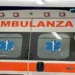 Ambulanza parcheggiata con lampeggianti e simboli sanitari sul retro, immagine legata alla tragedia del piccolo Mattia Restuccia e all'incidente avvenuto ad Adria.