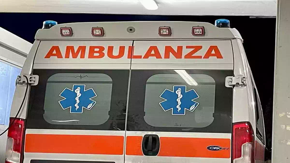 Ambulanza parcheggiata con lampeggianti e simboli sanitari sul retro, immagine legata alla tragedia del piccolo Mattia Restuccia e all'incidente avvenuto ad Adria.