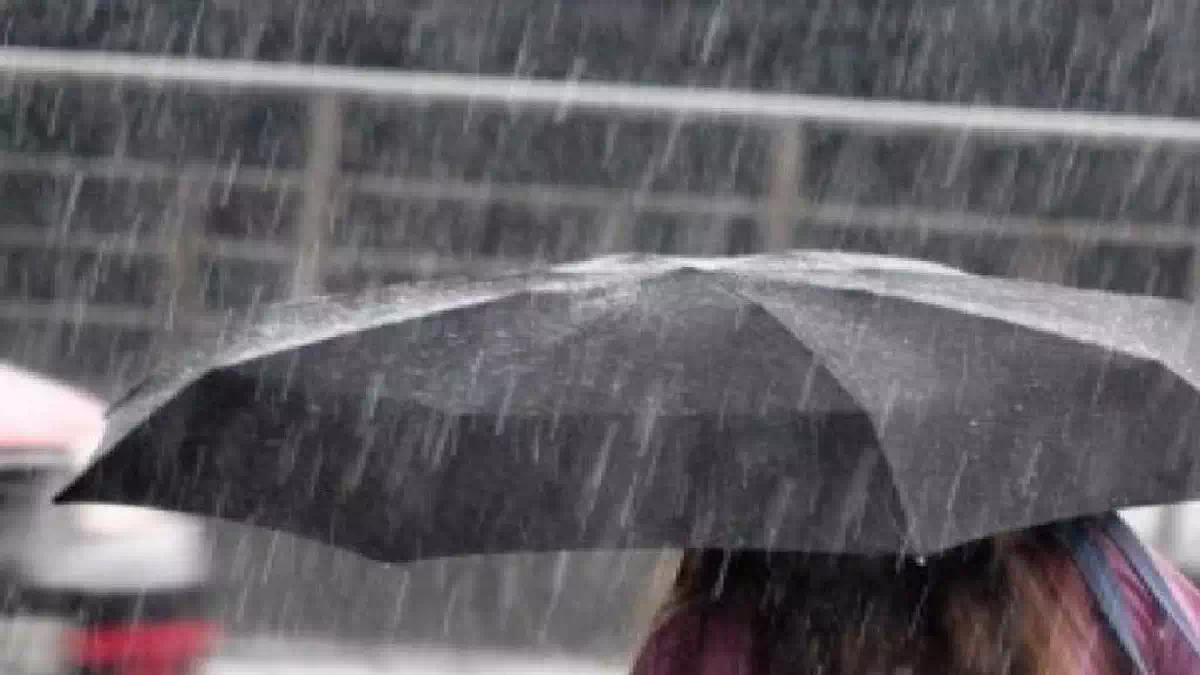 Ombrello nero sotto una pioggia intensa durante un forte temporale, immagine che rappresenta il maltempo al Sud Italia con rischio di nubifragi, vento forte e possibili fenomeni associati a un ciclone mediterraneo o medicane.
