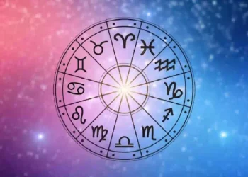 Ruota zodiacale con i 12 segni dell'oroscopo su sfondo cosmico sfumato nei toni del blu, viola e rosa, simbolo di astrologia, previsioni astrali e oroscopo quotidiano.