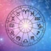 Ruota zodiacale con i 12 segni dell'oroscopo su sfondo cosmico sfumato nei toni del blu, viola e rosa, simbolo di astrologia, previsioni astrali e oroscopo quotidiano.