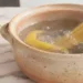 Piatto di pasta appena scolata con limone fresco accanto, simbolo del trucco per evitare che la pasta si attacchi durante la cottura.