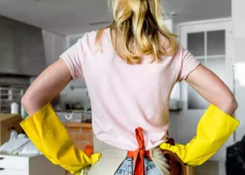 Casalinga impegnata nelle faccende domestiche, la Cassazione riconosce il valore economico del lavoro domestico ai fini del risarcimento danni.