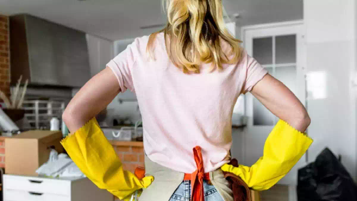 Casalinga impegnata nelle faccende domestiche, la Cassazione riconosce il valore economico del lavoro domestico ai fini del risarcimento danni.