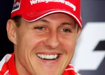 Michael Schumacher in una foto dei suoi anni d'oro in Formula 1, protagonista del documentario che ripercorre la stagione 1994 e la sua straordinaria carriera.