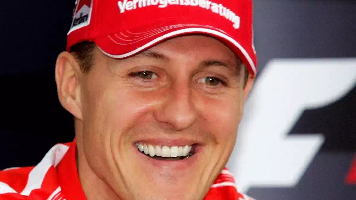 Michael Schumacher in una foto dei suoi anni d'oro in Formula 1, protagonista del documentario che ripercorre la stagione 1994 e la sua straordinaria carriera.