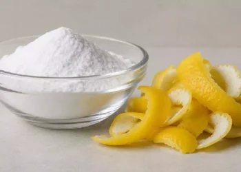 Scorza di limone e bicarbonato in una ciotola per pulire, igienizzare e profumare la casa in modo naturale ed ecologico