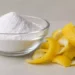 Scorza di limone e bicarbonato in una ciotola per pulire, igienizzare e profumare la casa in modo naturale ed ecologico