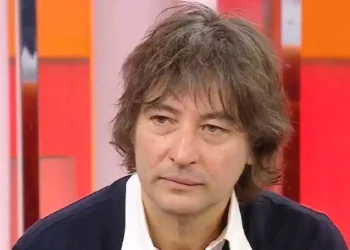 Simone Annicchiarico durante una trasmissione televisiva, il concorrente del Grande Fratello Vip al centro delle polemiche dopo la squalifica dal reality show di Canale 5.