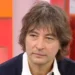 Simone Annicchiarico durante una trasmissione televisiva, il concorrente del Grande Fratello Vip al centro delle polemiche dopo la squalifica dal reality show di Canale 5.