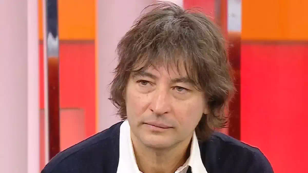 Simone Annicchiarico durante una trasmissione televisiva, il concorrente del Grande Fratello Vip al centro delle polemiche dopo la squalifica dal reality show di Canale 5.